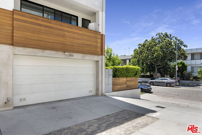 Building Photo - 866 S Wilton Pl