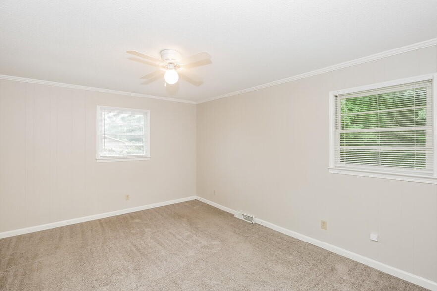 Building Photo - 125 Pinevale Dr