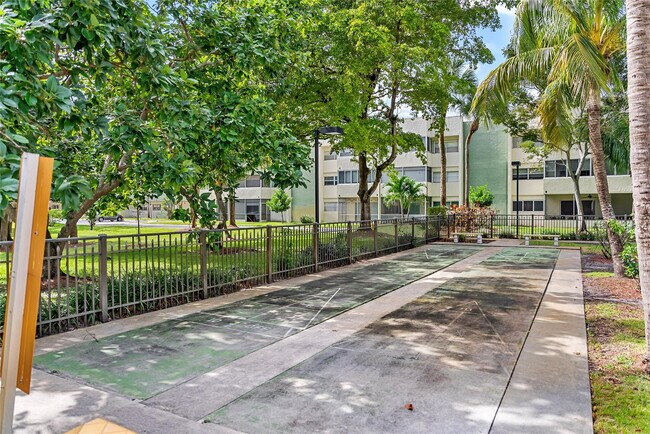 Building Photo - 6075 N Sabal Palm Blvd