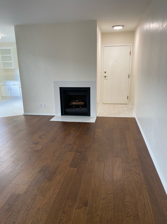 Living Room fireplace - 1321 California Ave