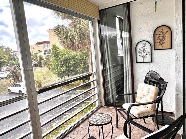 Building Photo - 2811 Somerset Dr