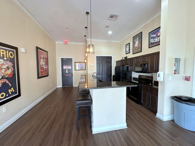 Building Photo - Spacious 1bedroom 1 bath condo in The Quar...