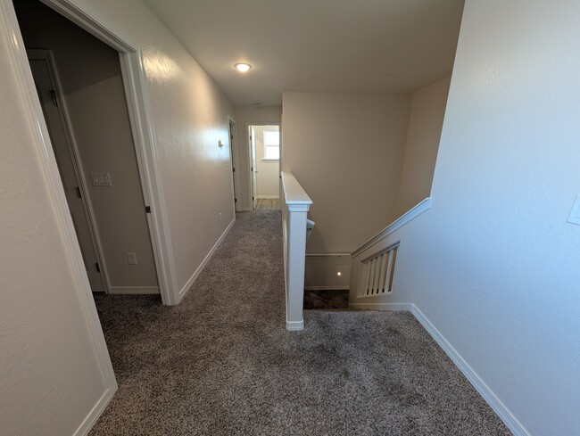 Building Photo - 517 La Entrada Cir