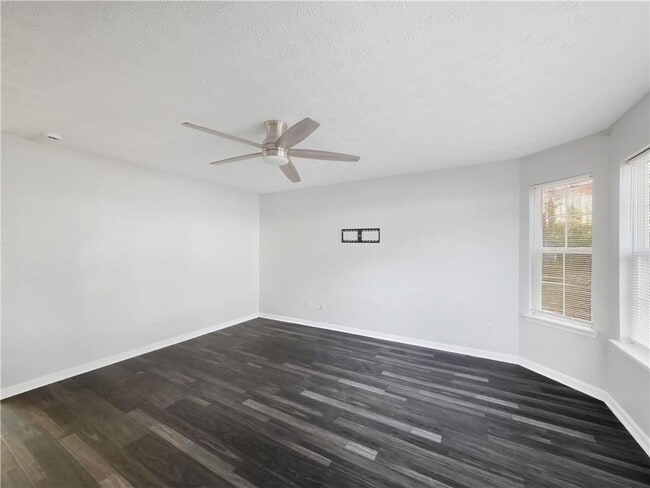 Building Photo - 5539 Pineridge Ct