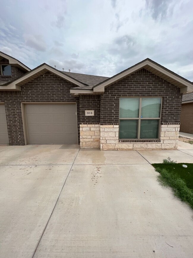 Building Photo - 3 bedroom 2 bath 1 car garage Duplex on we...