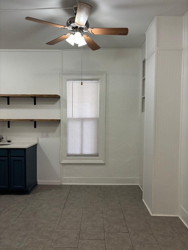 Building Photo - 403 W Hampton Ave