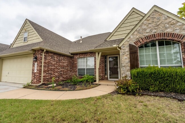 Building Photo - Beautiful 4 Bed 2.5 Bath Property in South...