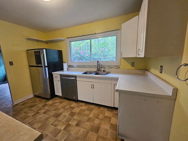 Building Photo - 3 Bedroom House Available July 15, 2026