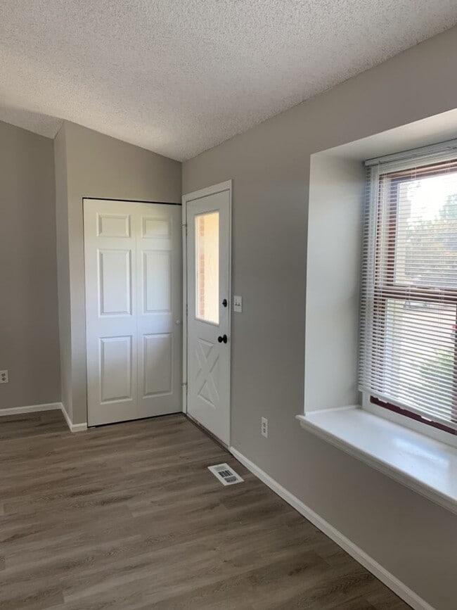 Building Photo - Spacious Tri-Level Home in Southwest Ft. C...