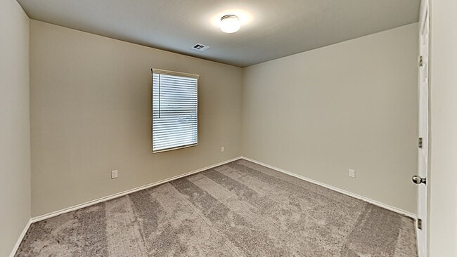 Building Photo - Very nice 3 Bedroom 2 Bath Home in Yukon S...