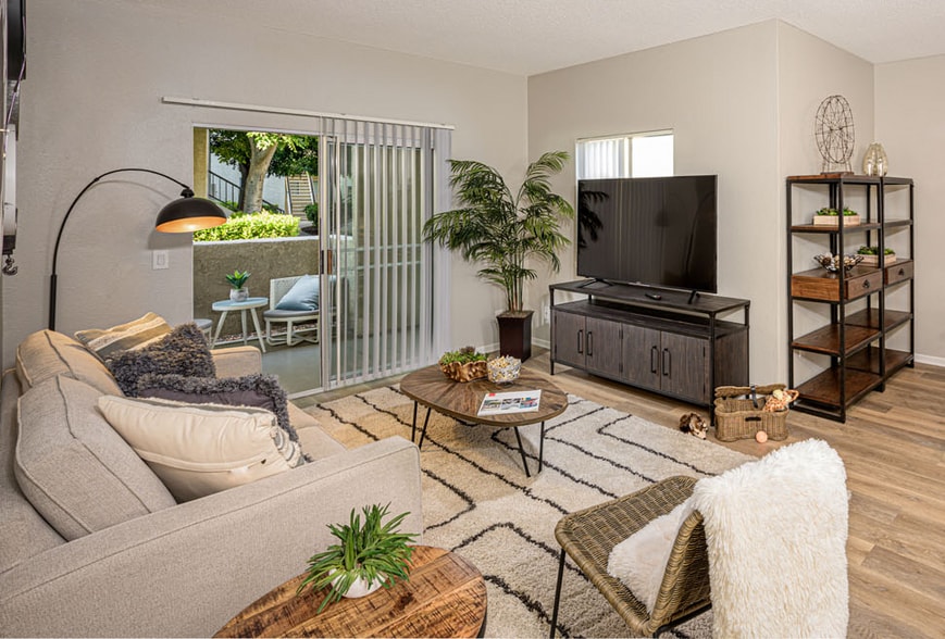 Building Photo - El Paseo