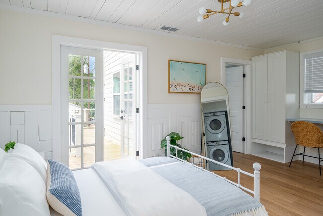 Building Photo - Maupas Newly Renovated Furnished Townhouse