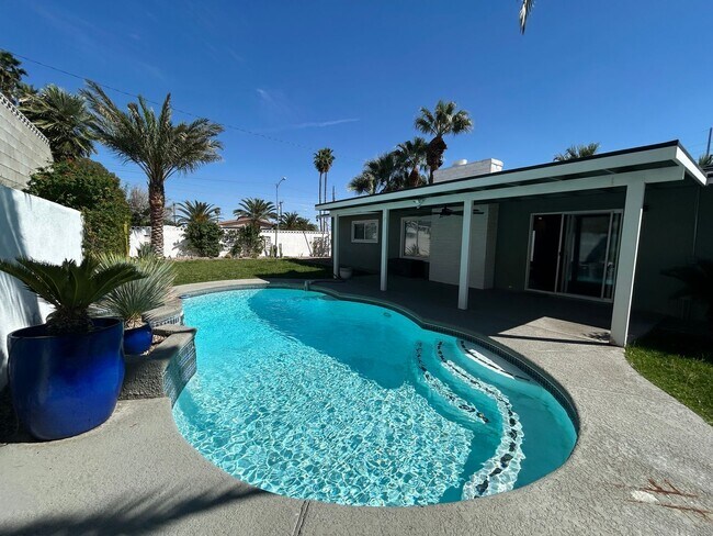 Building Photo - Mid-Century Modern Gem in Historic Paradise Palms!