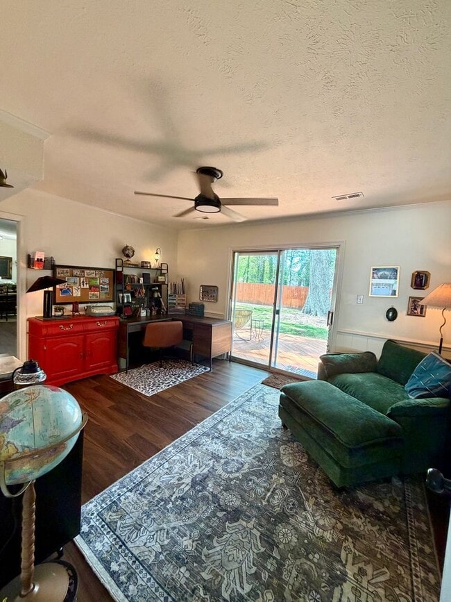 Building Photo - 4 Bed 1 Bath Home for Rent in Newport News!