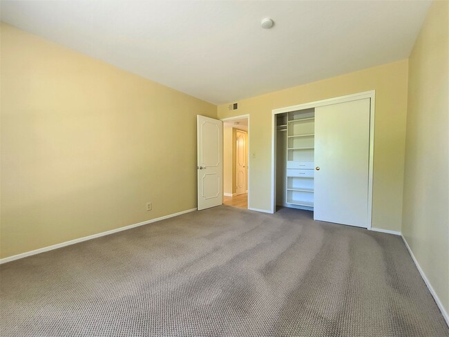 Building Photo - Spacious Condo in Menlo Park available now!