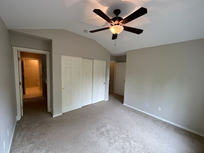 Building Photo - 2Bd/2.5Ba Issaquah Townhouse