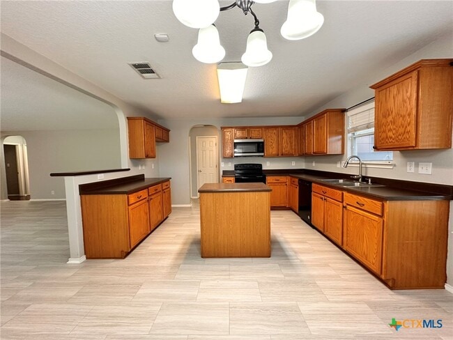 Building Photo - 2384 Medina Dr