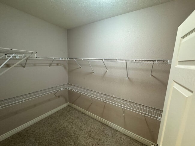 Building Photo - Large and Spacious Duplex Available