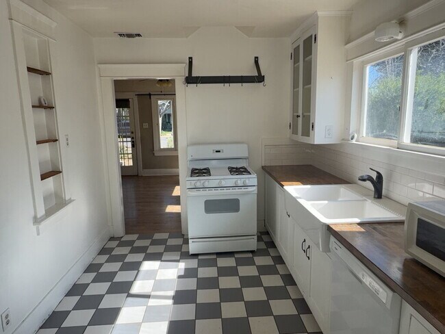 Building Photo - "Charming Riverside Retreat: Cozy 2-Bedroom Home with Modern Comforts!"