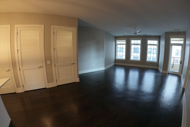 Building Photo - 2050 N Clark St