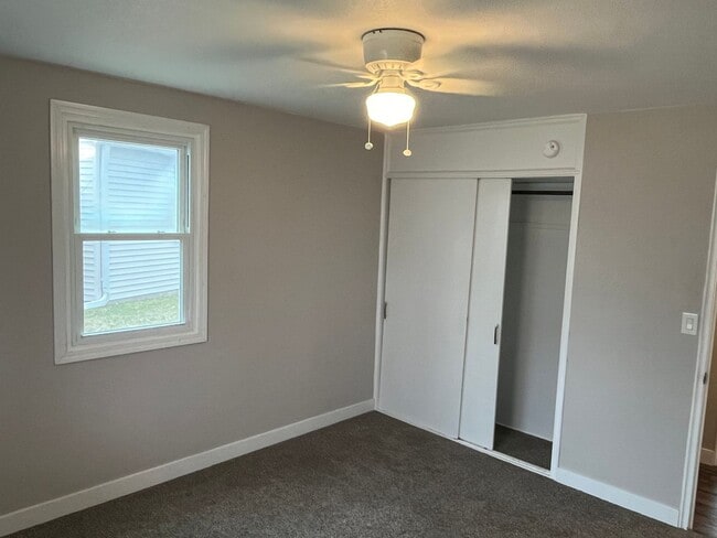 Building Photo - Molette Home in the heart of Moline.