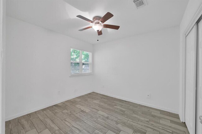 Building Photo - 3 W Woodtimber Ct