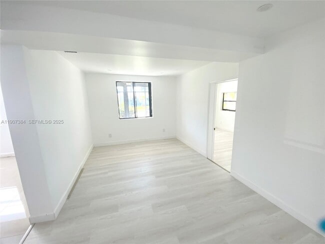 Building Photo - 631 NE 171 St