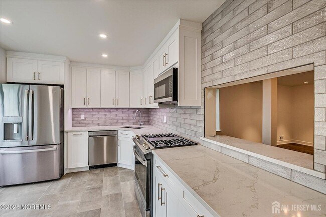 Building Photo - 369 Bromley Pl