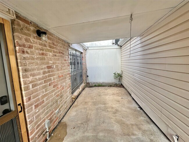 Building Photo - 9164 Wilcrest Dr