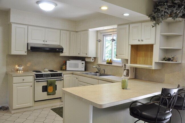 Building Photo - 2065 Yorktown Dr
