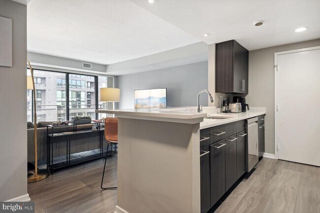 Building Photo - 1530 Key Blvd