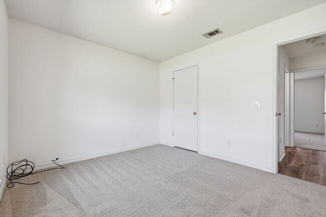 Building Photo - 2030 Hawthorne Dr