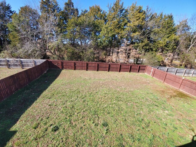 Building Photo - $250 OFF Move-In Rents Special!