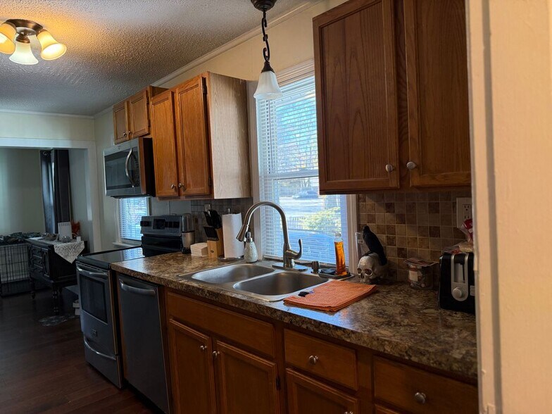 Building Photo - 707 Putnam Pike