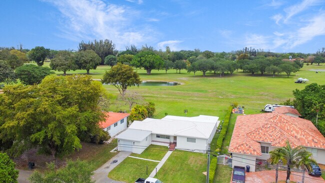 Building Photo - 1025 Hunting Lodge Dr