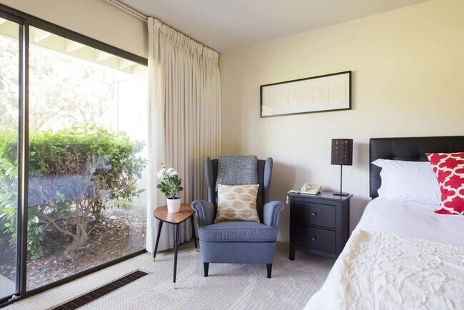 Building Photo - 668 Cottage Dr