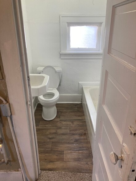 Bathroom - 1031 N Jefferson St