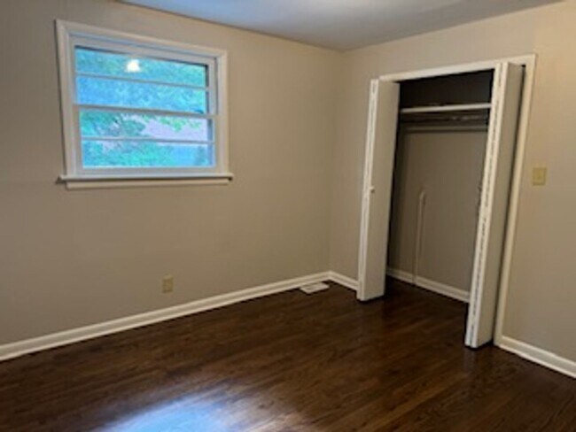 Building Photo - Newly Renovated Unit!