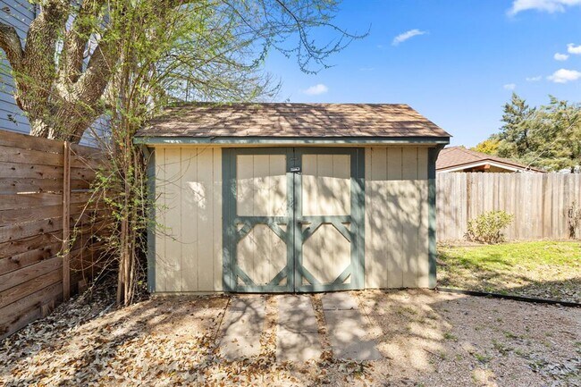 Building Photo - 1318 Bonham Terrace