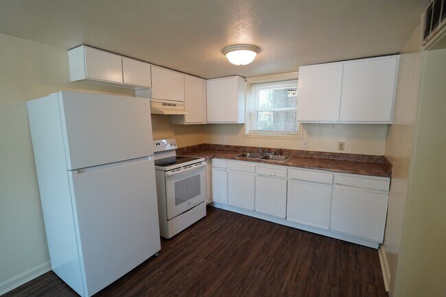 Building Photo - N Duval St Apts