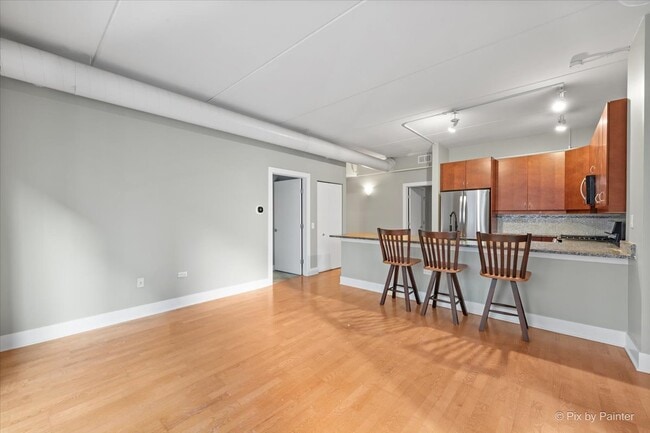 Building Photo - 873 N Larrabee St