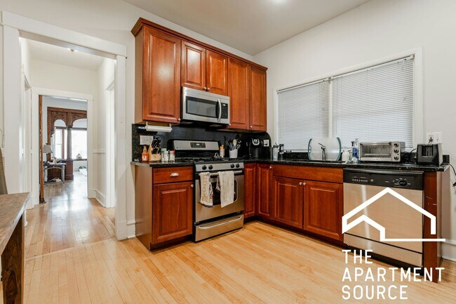 Primary Photo - 3010 N Greenview Ave