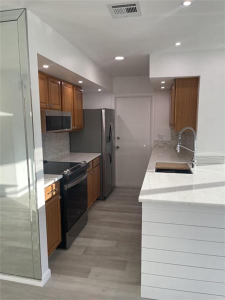Building Photo - 808 SE Degan Dr