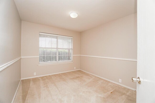 Building Photo - 8920 King Ranch Dr