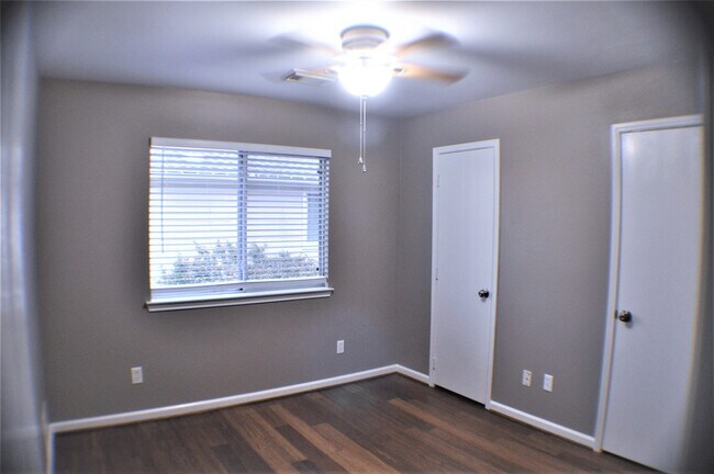 Building Photo - 9503 Deep Valley Dr