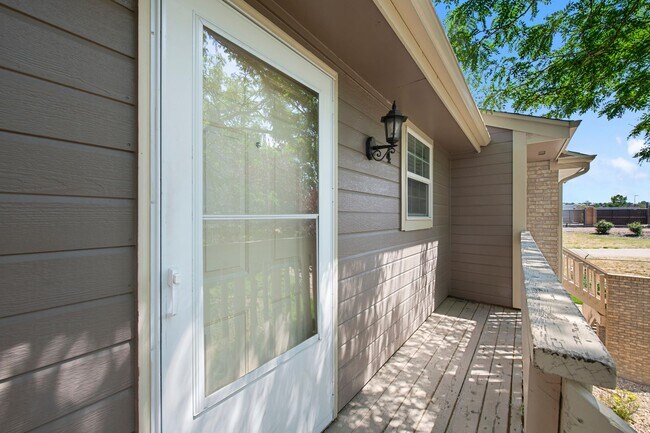 Building Photo - Beautiful 2 Bed 2 Bath Townhouse in Otero Ridge