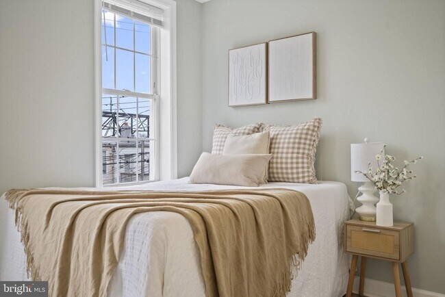 Building Photo - 328 S Macon St.