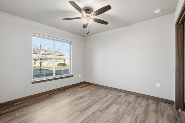 Building Photo - 720 Creekside Dr