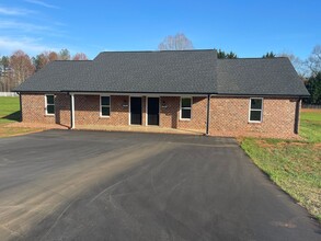 Building Photo - Available July 23rd, 2026! 2BD 1 BA Duplex in Super Convenient Location