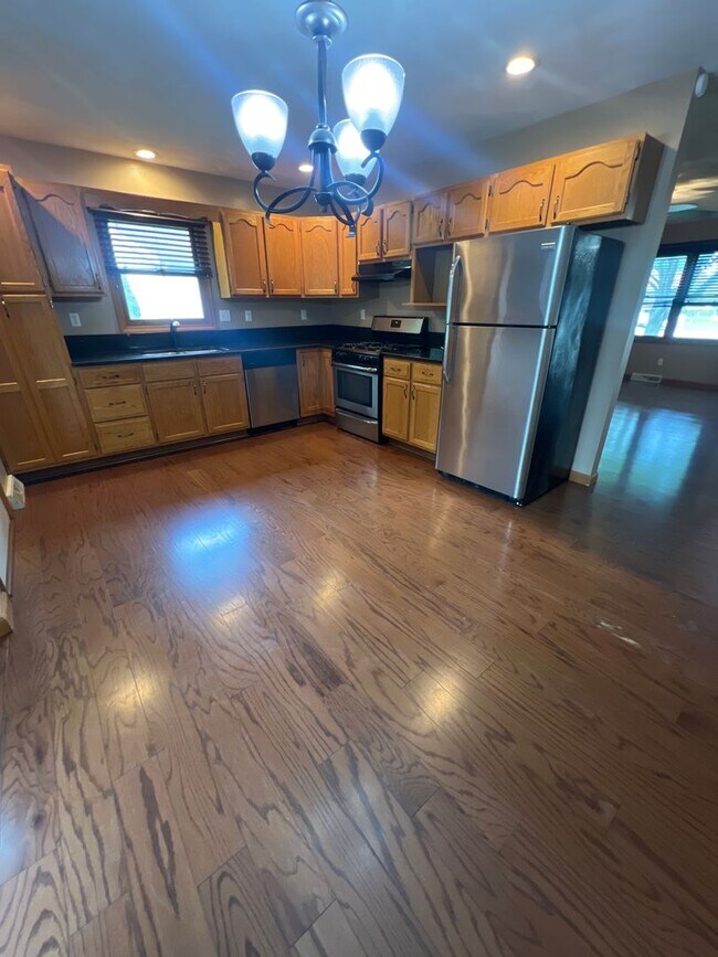 Building Photo - TWIN LAKES! MOVE IN READY 3 BEDROOM!